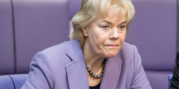 Erika Steinbach im Porträt, wie sie auf etwas oder jemanden zeigt Erika Steinbach im Porträt, wie sie auf etwas oder jemanden zeigt