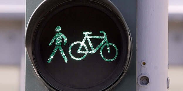 Eine Ampel zeigt grün für Radfahrer und Fußgänger Eine Ampel zeigt grün für Radfahrer und Fußgänger