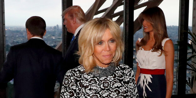 Brigitte Macron, im Hintergrund Emmanuel Macron, Donald Trump und Melania Trump Brigitte Macron, im Hintergrund Emmanuel Macron, Donald Trump und Melania Trump