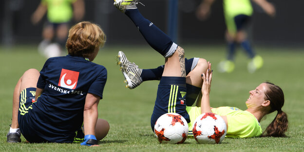 Zwei Fußballerinnen beim Aufwärmtraining Zwei Fußballerinnen beim Aufwärmtraining