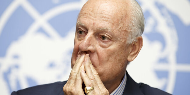 Staffan de Mistura hält sich die aneinander gelegten Hände vor die Lippen Staffan de Mistura hält sich die aneinander gelegten Hände vor die Lippen