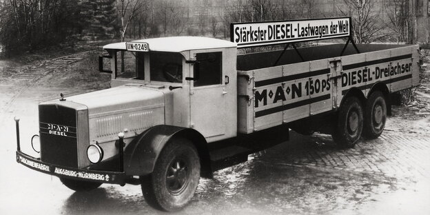 schwarz-weiß Aufnahme eine salten Diesellasters schwarz-weiß Aufnahme eine salten Diesellasters