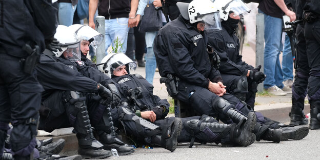 Polizisten ruhen sich aus Polizisten ruhen sich aus