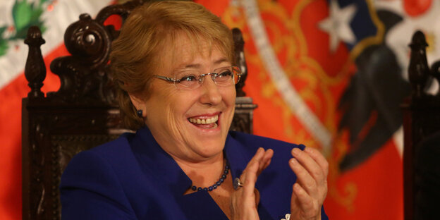 Präsidentin Bachelet lacht und klatscht in die Hände Präsidentin Bachelet lacht und klatscht in die Hände