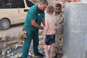 Zwei Helfer nehmen ein verhungerndes Kind in Empfang. Zwei Helfer nehmen ein verhungerndes Kind in Empfang.
