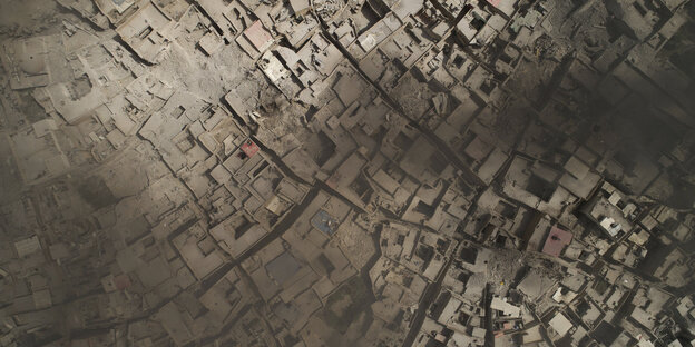 Mossuls zerstörte Altstadt aus der Luftperspektive, Rauchsäulen steigen nach Angriffen auf. Mossuls zerstörte Altstadt aus der Luftperspektive, Rauchsäulen steigen nach Angriffen auf.