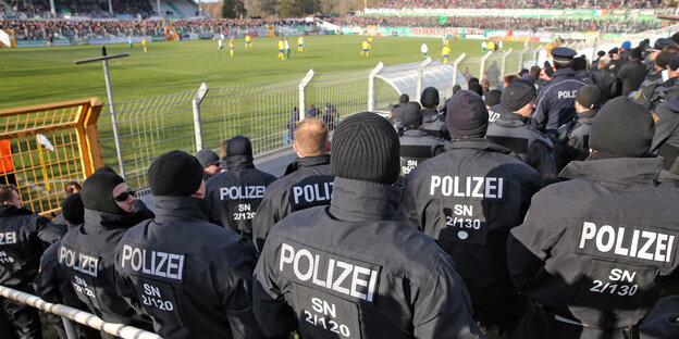 Polizisten auf der Tribüne eines Fußballstadions Polizisten auf der Tribüne eines Fußballstadions