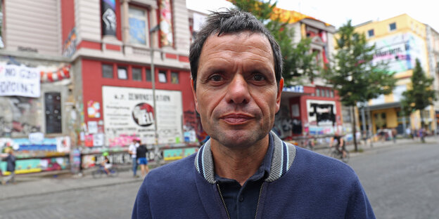 Flora-Sprecher Andreas Blechschmidt vor der Roten Flora Flora-Sprecher Andreas Blechschmidt vor der Roten Flora