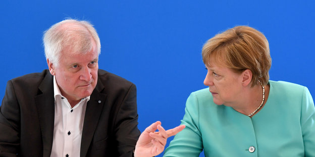 CSU-Chef Horst Seehofer zeigt mit dem Finger auf Bundeskanzlerin Angela Merkel (CDU), die zu ihm herüberschaut
