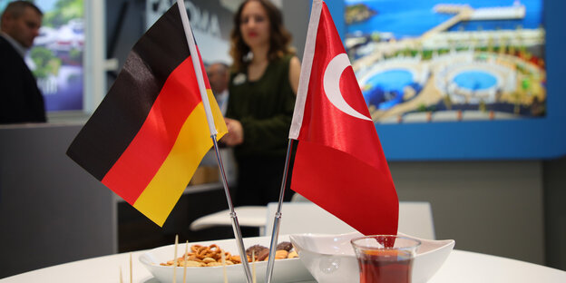 Eine deutsche und eine türkische Flagge auf einem Tisch mit Häppchen Eine deutsche und eine türkische Flagge auf einem Tisch mit Häppchen