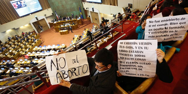 Demonstranten im Abgeordnetenhaus in Valparaiso, Chile, halten Plakate mit der Aufschrift "Nein zu Abtreibung" in die Höhe Demonstranten im Abgeordnetenhaus in Valparaiso, Chile, halten Plakate mit der Aufschrift "Nein zu Abtreibung" in die Höhe
