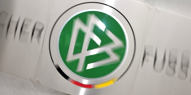 Das Logo des Deutschen Fußballbunds - etwas unscharf Das Logo des Deutschen Fußballbunds - etwas unscharf