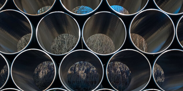 Gestapelte Rohre für eine Erdgas-Pipeline Gestapelte Rohre für eine Erdgas-Pipeline