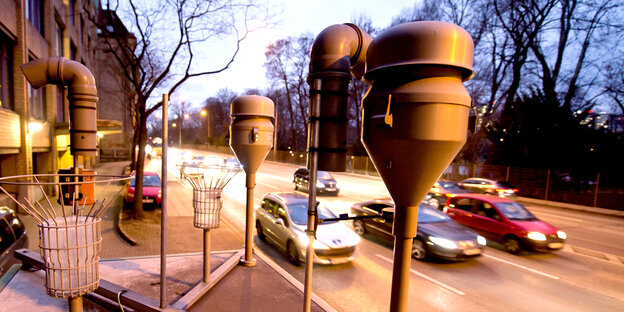 Blick auf technische Geräte am Rand einer befahrenen Straße