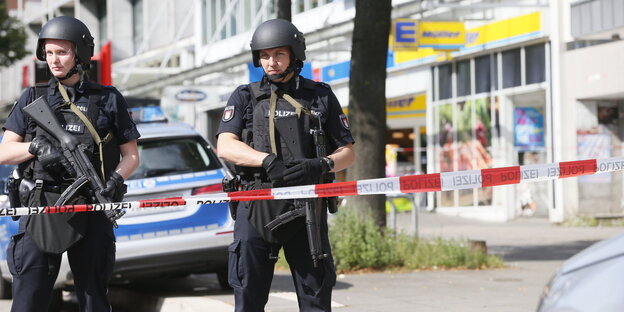 Einsatzkräfte der Polizei sperren nach einer Messerattacke in einem Supermarkt in Hamburg den Tatort ab. Einsatzkräfte der Polizei sperren nach einer Messerattacke in einem Supermarkt in Hamburg den Tatort ab.