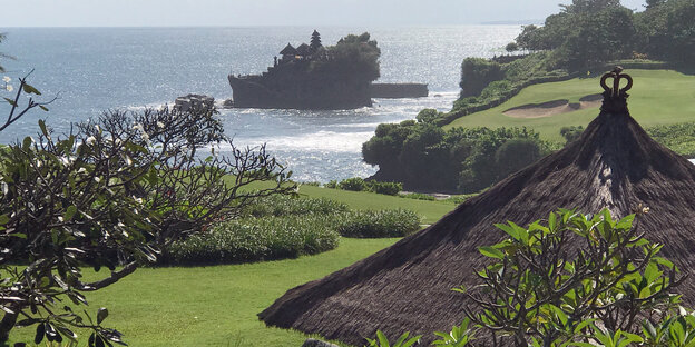 Bali: Blick auf den Hindutempel Tanah Lot Bali: Blick auf den Hindutempel Tanah Lot