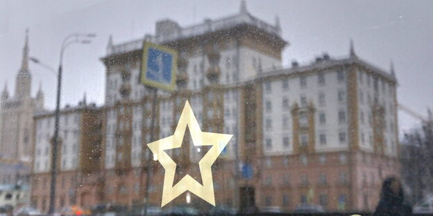 Die US-Botschaft in Moskau spiegelt sich in der Schaufensterscheibe eines Geschäfts, auf der ein goldener Stern prangt Die US-Botschaft in Moskau spiegelt sich in der Schaufensterscheibe eines Geschäfts, auf der ein goldener Stern prangt