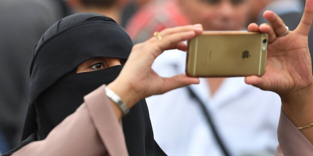 Eine verschleierte Frau Eine verschleierte Frau
