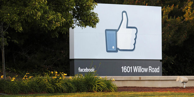 Ein großes Schild mit typischen Facebook-Daumen nach oben Ein großes Schild mit typischen Facebook-Daumen nach oben
