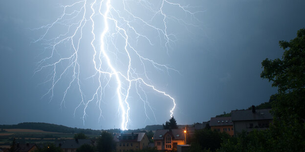 Ein Blitz über Bad Mergentheim erleuchtet den Himmel