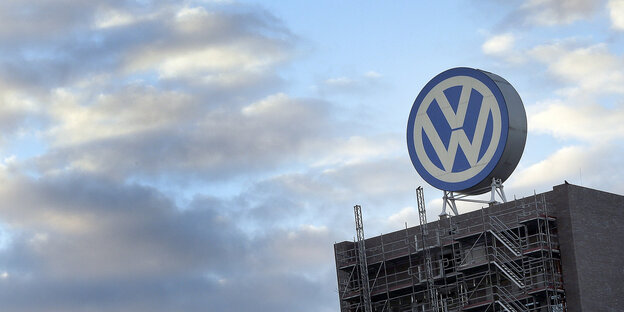 Großes VW-Logo auf dem Dach der Wolfsburger Firmenzentrale Großes VW-Logo auf dem Dach der Wolfsburger Firmenzentrale