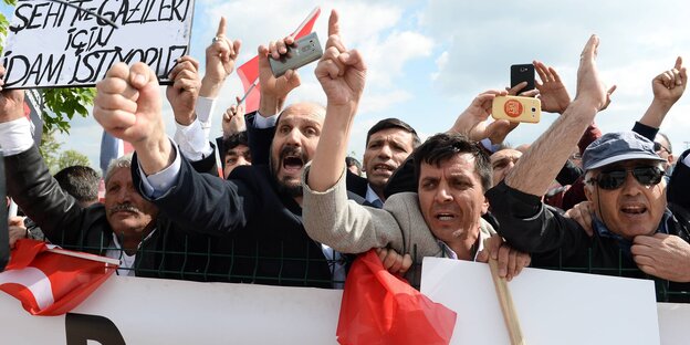 Protestler mit Plakaten Protestler mit Plakaten