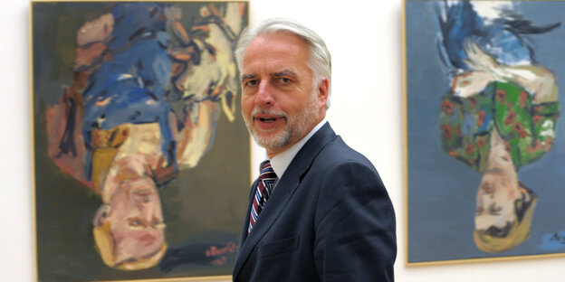 Martin Roth steht vor zwei großformatigen Werkenn von Baselitz Martin Roth steht vor zwei großformatigen Werkenn von Baselitz