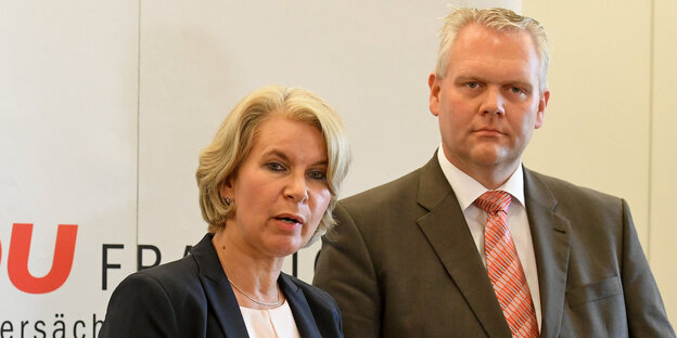 Elke Twesten und Björn Thümler stehen vor einem Mikrofon Elke Twesten und Björn Thümler stehen vor einem Mikrofon