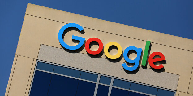 Ein Gebäude, auf dem in bunten Buchstaben Google steht Ein Gebäude, auf dem in bunten Buchstaben Google steht