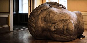 Eine Skulptur von Merkel die aussieht, als ob sie schläft