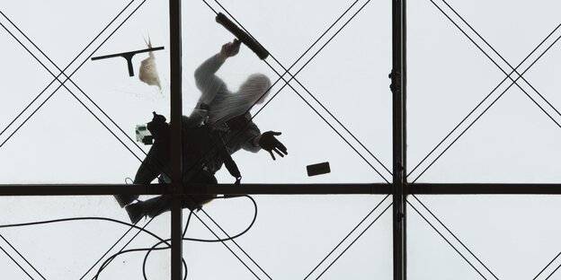 Eine Person reinigt ein Fenster Eine Person reinigt ein Fenster
