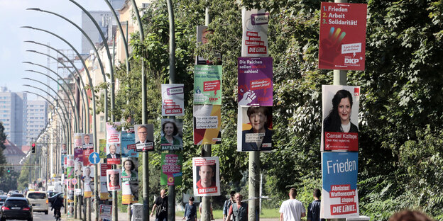 Eine Straße mit vielen Wahlplakaten