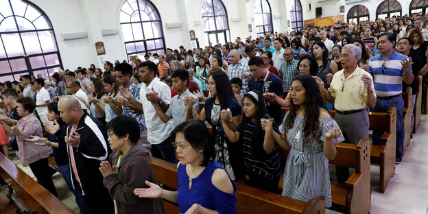 Menschen beten in der Kirche Menschen beten in der Kirche