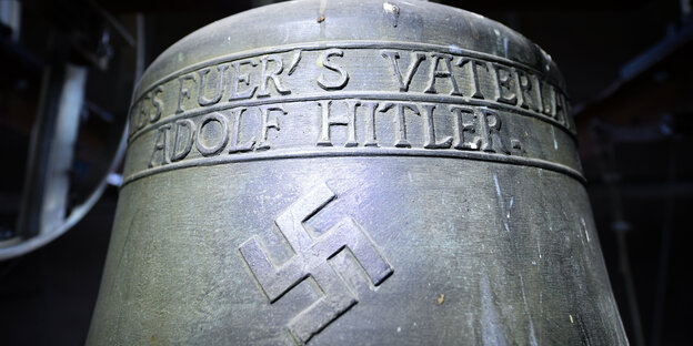 Glocke mit Hakenkreuzprägung Glocke mit Hakenkreuzprägung