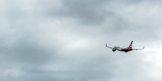 Flugzeug hebt ab in dunkle Wolken Flugzeug hebt ab in dunkle Wolken