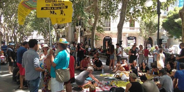 Protestpicknick auf der Straße Protestpicknick auf der Straße