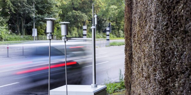 Messtation an einer Straße, ein Auto fährt schnell vorbei Messtation an einer Straße, ein Auto fährt schnell vorbei