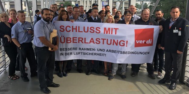 Menschen mit einem Transparent Menschen mit einem Transparent
