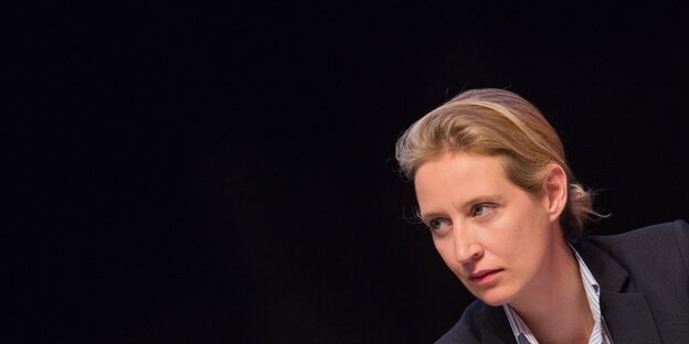 Alice Weidels Kopf vor schwarzem Hintergrund Alice Weidels Kopf vor schwarzem Hintergrund