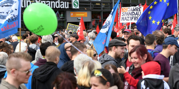 Gegendemonstranten in Spandau Gegendemonstranten in Spandau