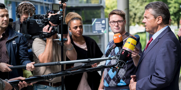 Sigmar Gabriel vor Journalisten Sigmar Gabriel vor Journalisten
