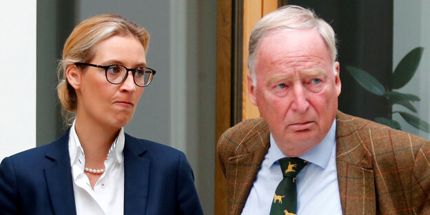 Eine Frau und ein Mann blicken nach rechts Eine Frau und ein Mann blicken nach rechts