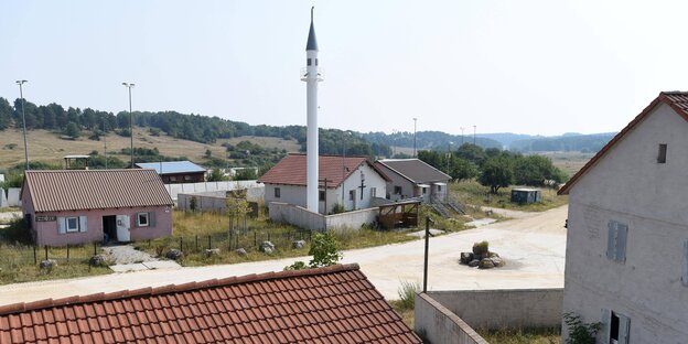 Ein Dorf mit Minarett Ein Dorf mit Minarett