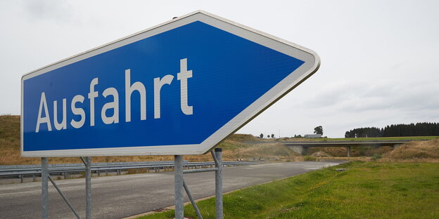 Ein blaues Schild mit der Aufschrift „Ausfahrt“ Ein blaues Schild mit der Aufschrift „Ausfahrt“