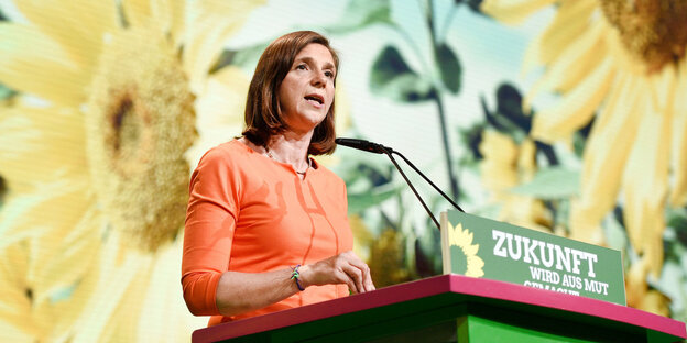 Katrin Göring-Eckardt steht hinter einem Rednerpult Katrin Göring-Eckardt steht hinter einem Rednerpult