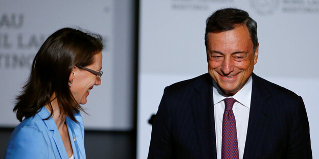 Mario Draghi lächelt, neben ihm Bettina Bernadotte auch Mario Draghi lächelt, neben ihm Bettina Bernadotte auch
