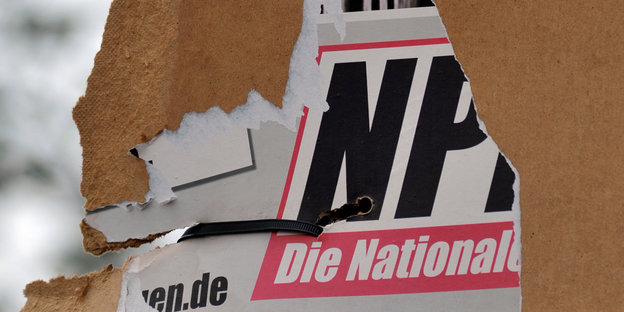 Ein zur Hälfte abgerissenes NPD-Plakat Ein zur Hälfte abgerissenes NPD-Plakat