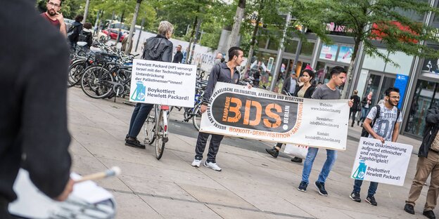 Menschen mit Protestbannern Menschen mit Protestbannern