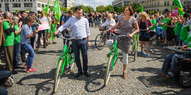Cem Özdemir und Katrin Göring-Eckardt schieben grüne Fahrräder Cem Özdemir und Katrin Göring-Eckardt schieben grüne Fahrräder