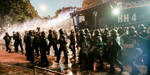 Polizisten räumen am 08. Juli in Hamburg mit Wasserwerfern Straßen des Schanzenviertels. Polizisten räumen am 08. Juli in Hamburg mit Wasserwerfern Straßen des Schanzenviertels.